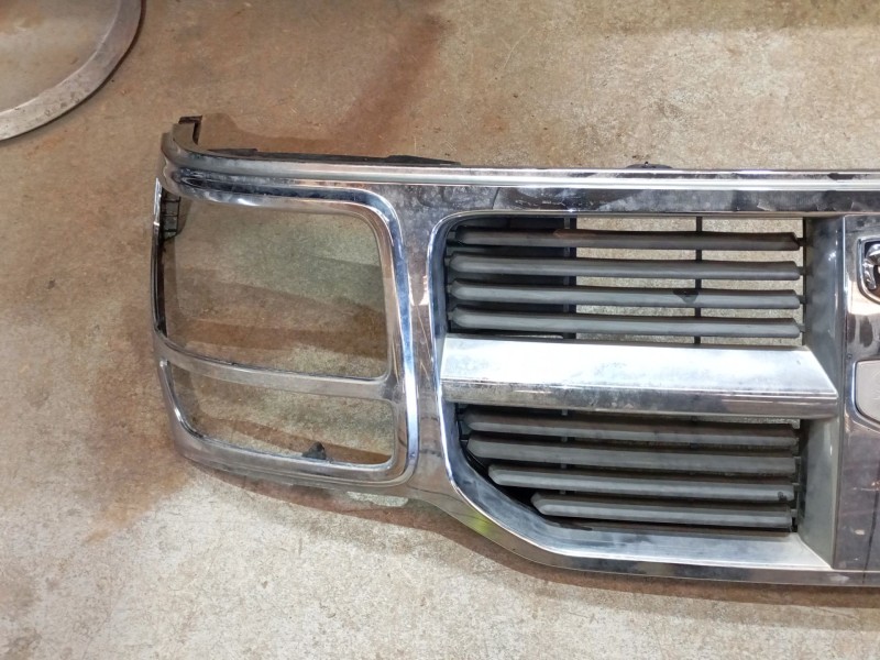 Recambio de rejilla delantera para dodge nitro 2.8 crd 4wd referencia OEM IAM   