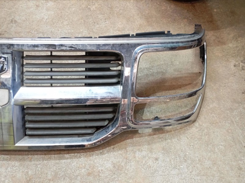 Recambio de rejilla delantera para dodge nitro 2.8 crd 4wd referencia OEM IAM   