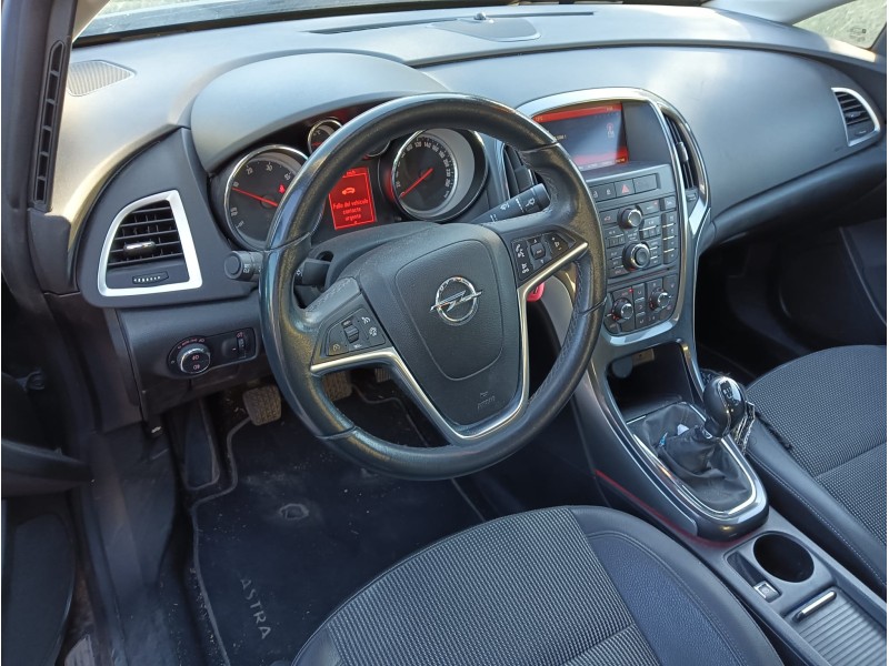opel astra j sedán del año 2014