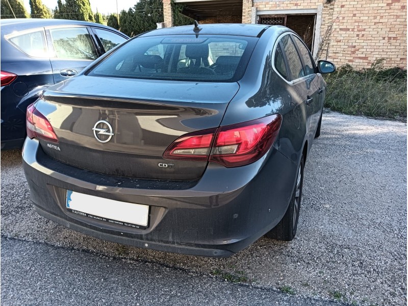 opel astra j sedán del año 2014