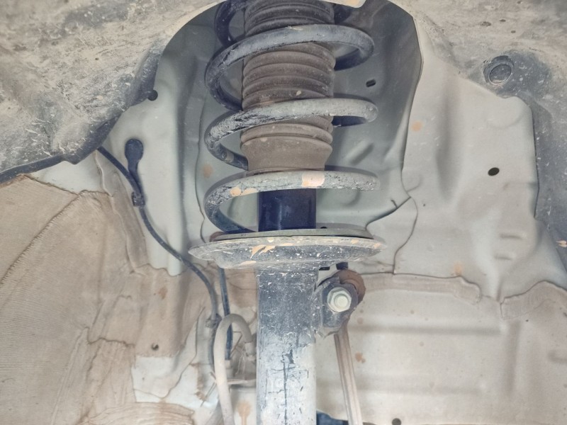 Recambio de amortiguador delantero derecho para toyota yaris (_p13_) 1.5 hybrid (nhp130_) referencia OEM IAM   