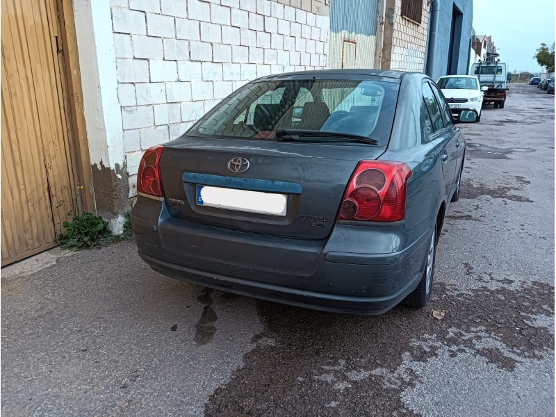 toyota avensis (_t25_) del año 2004