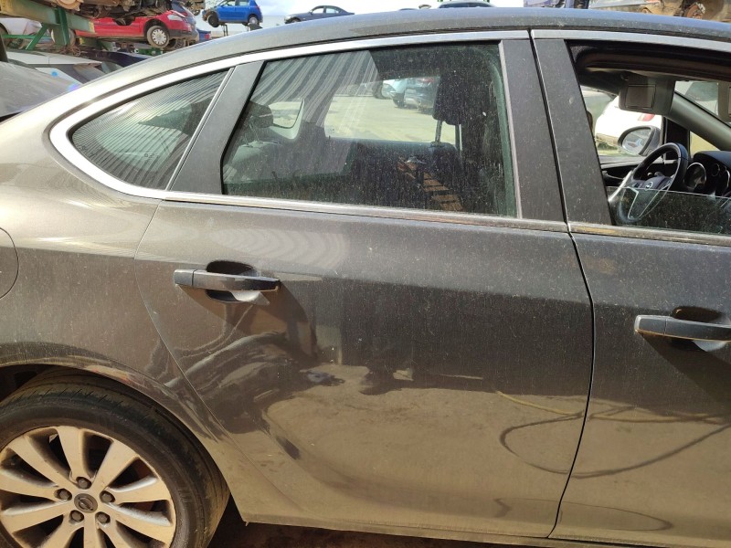 opel astra j sedán del año 2014