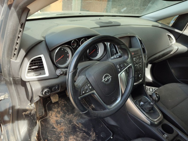 opel astra j sedán del año 2014