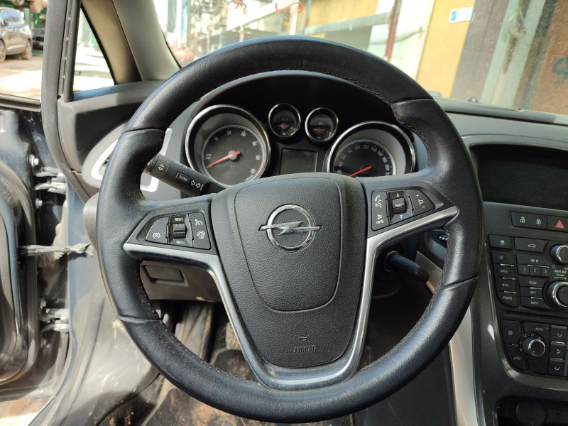 opel astra j sedán del año 2014