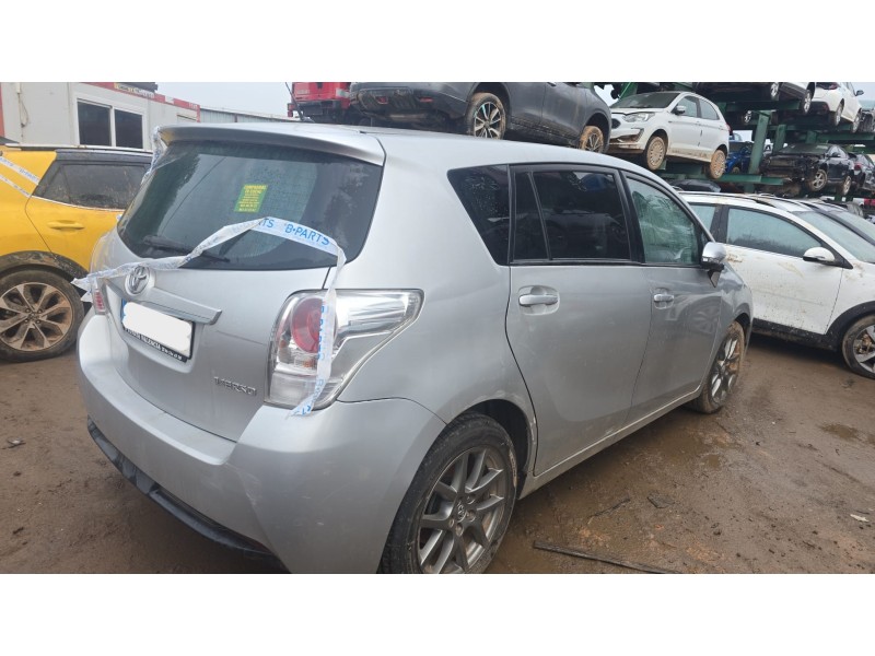 toyota verso (_r2_) del año 2013