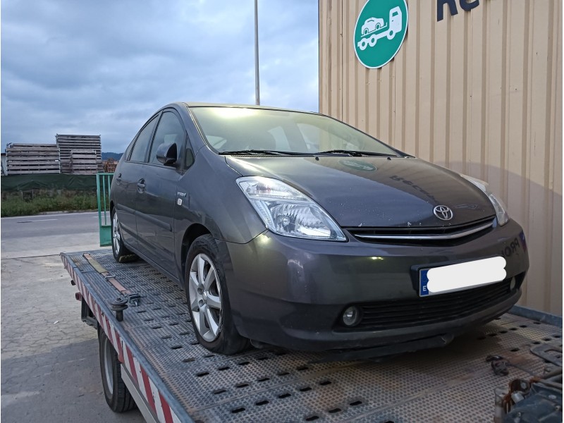 toyota prius liftback (_w2_) del año 2015