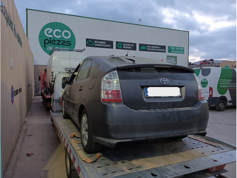 toyota prius liftback (_w2_) del año 2015