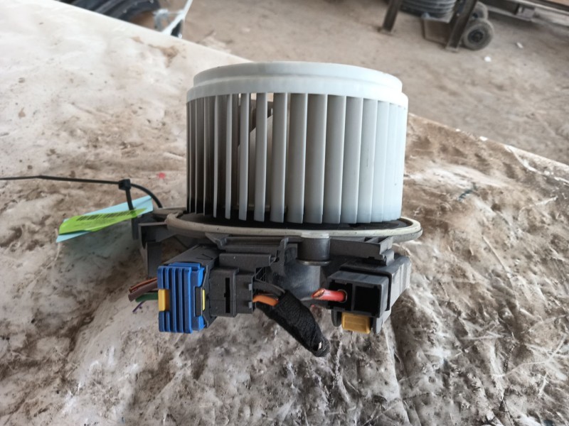 Recambio de motor calefaccion para iveco daily vi caja/chasis 33s16, 35s16, 35c16, 40c16, 50c16 referencia OEM IAM   