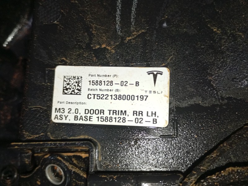 Recambio de guarnecido puerta trasera izquierda para tesla model 3 (5yj3) ev awd referencia OEM IAM   