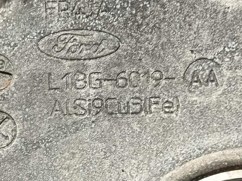 Recambio de tapa distribucion para ford focus iv (hn) 1.0 ecoboost referencia OEM IAM 2330695 L1BG6019AA 