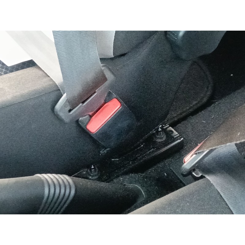 Recambio de enganche cinturon delantero derecho para dacia sandero ii (b8_) 1.2 referencia OEM IAM   