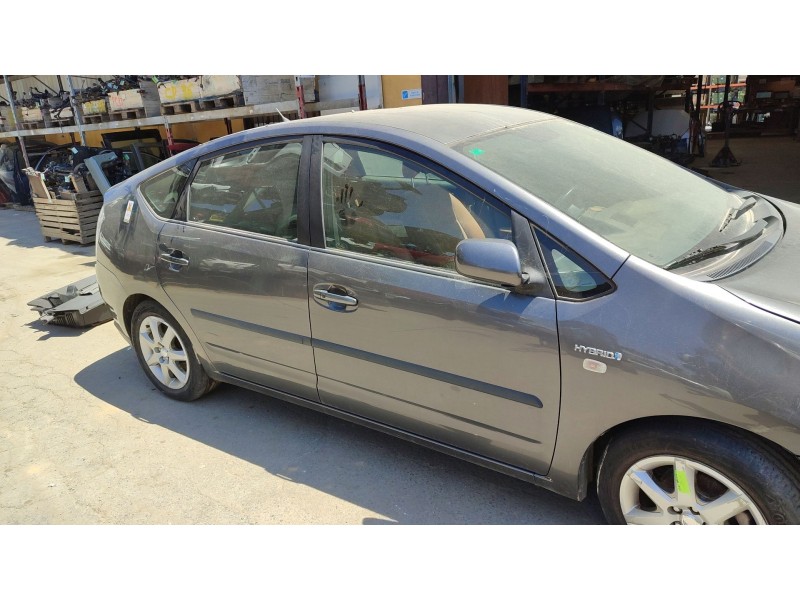 toyota prius liftback (_w2_) del año 2015