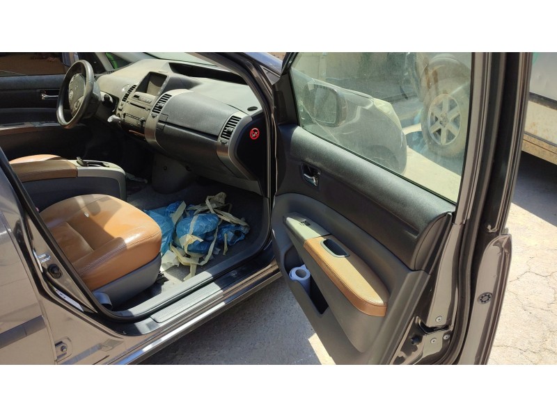 toyota prius liftback (_w2_) del año 2015