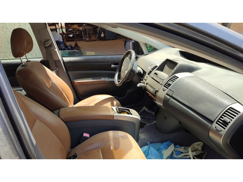 toyota prius liftback (_w2_) del año 2015