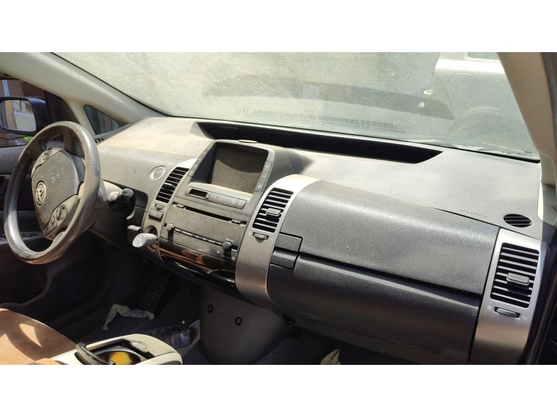 toyota prius liftback (_w2_) del año 2015