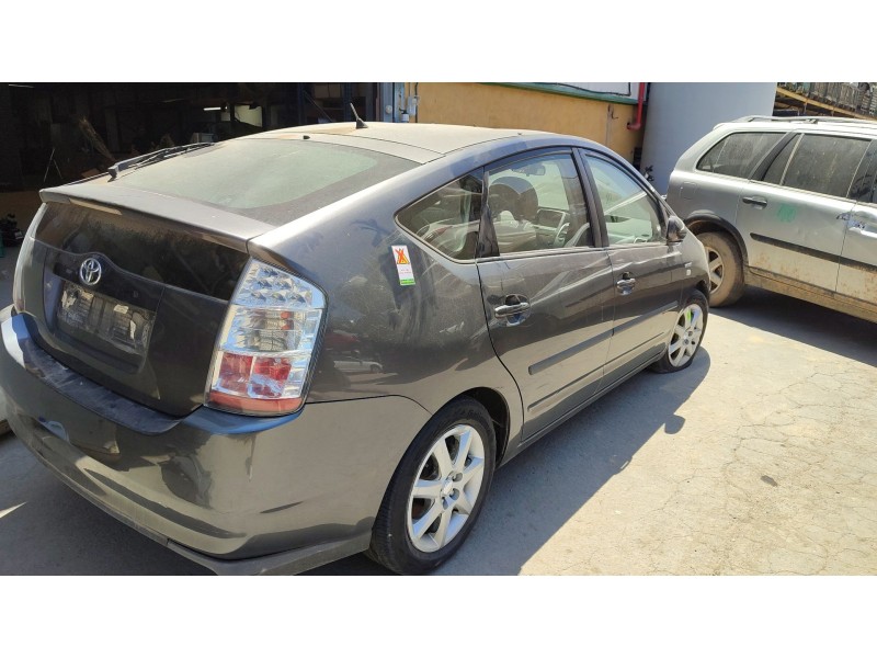 toyota prius liftback (_w2_) del año 2015