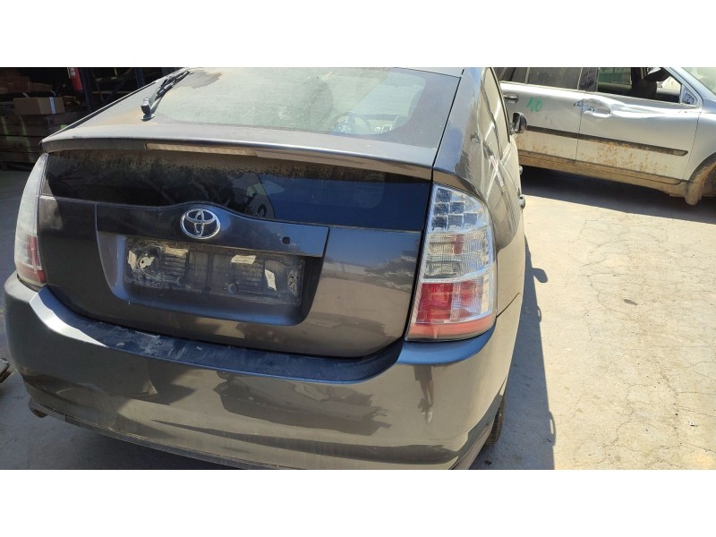 toyota prius liftback (_w2_) del año 2015