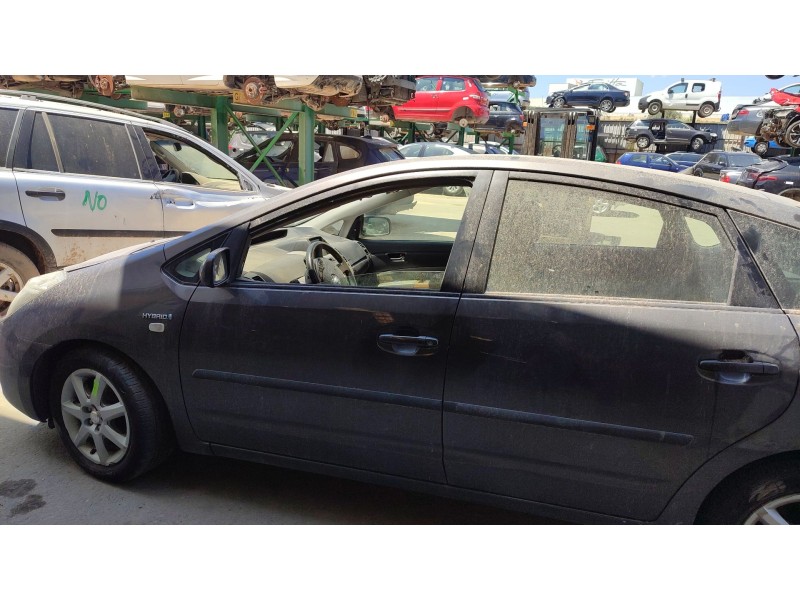 toyota prius liftback (_w2_) del año 2015