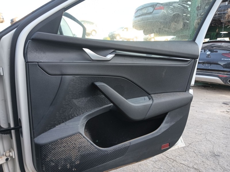 Recambio de guarnecido puerta delantera derecha para skoda octavia iv (nx3, nn3, pv3) 2.0 tdi referencia OEM IAM   