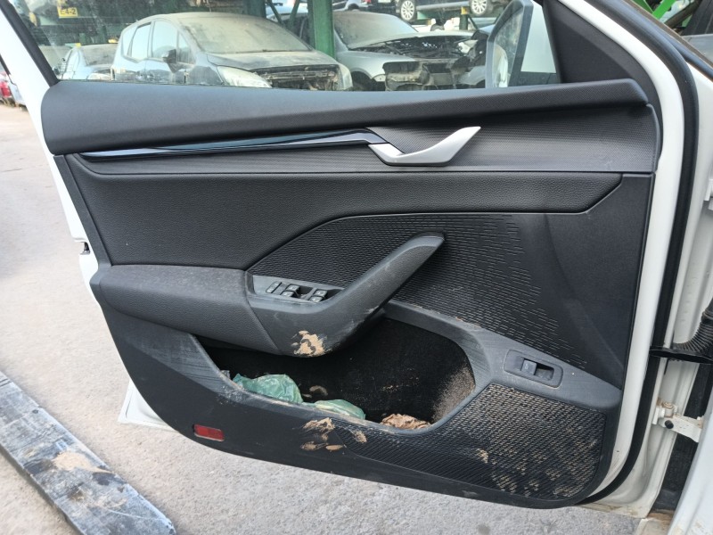 Recambio de guarnecido puerta delantera izquierda para skoda octavia iv (nx3, nn3, pv3) 2.0 tdi referencia OEM IAM   