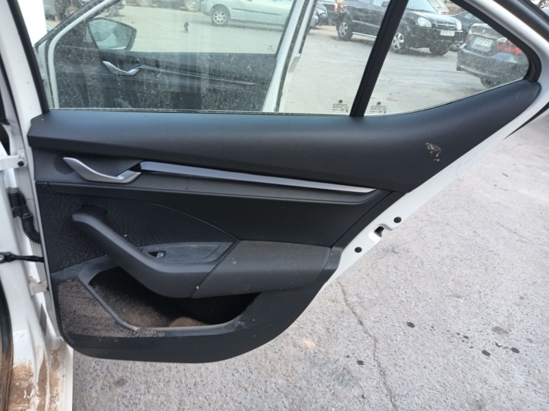 Recambio de guarnecido puerta trasera derecha para skoda octavia iv (nx3, nn3, pv3) 2.0 tdi referencia OEM IAM   