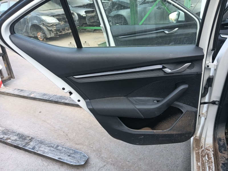 Recambio de guarnecido puerta trasera izquierda para skoda octavia iv (nx3, nn3, pv3) 2.0 tdi referencia OEM IAM   