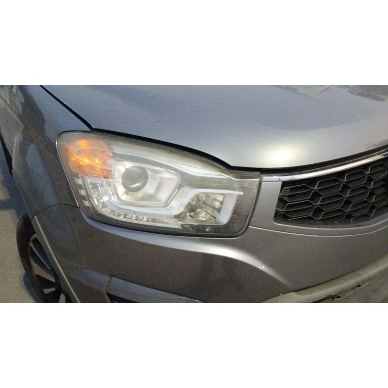 Recambio de faro derecho para ssangyong korando (ck) 2.0 e-xdi referencia OEM IAM 8310234000  