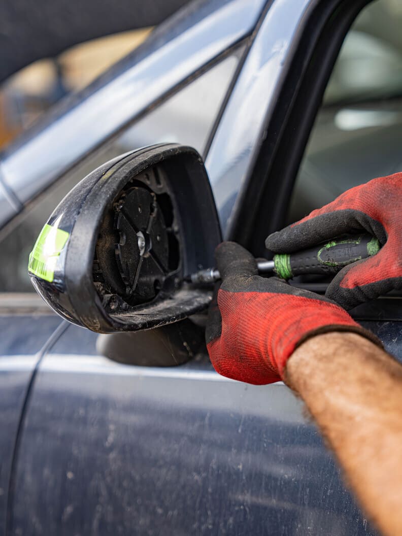 Desmontaje profesional de un retrovisor en Eco-Piezas