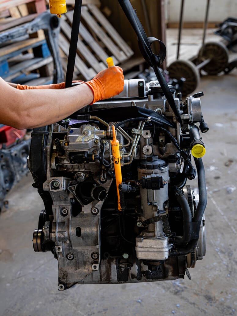 Extracción y manipulación de un motor en Eco-Piezas