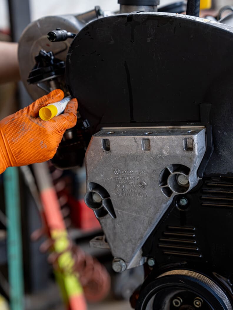 Comprobación de un componente de motor en Eco-Piezas