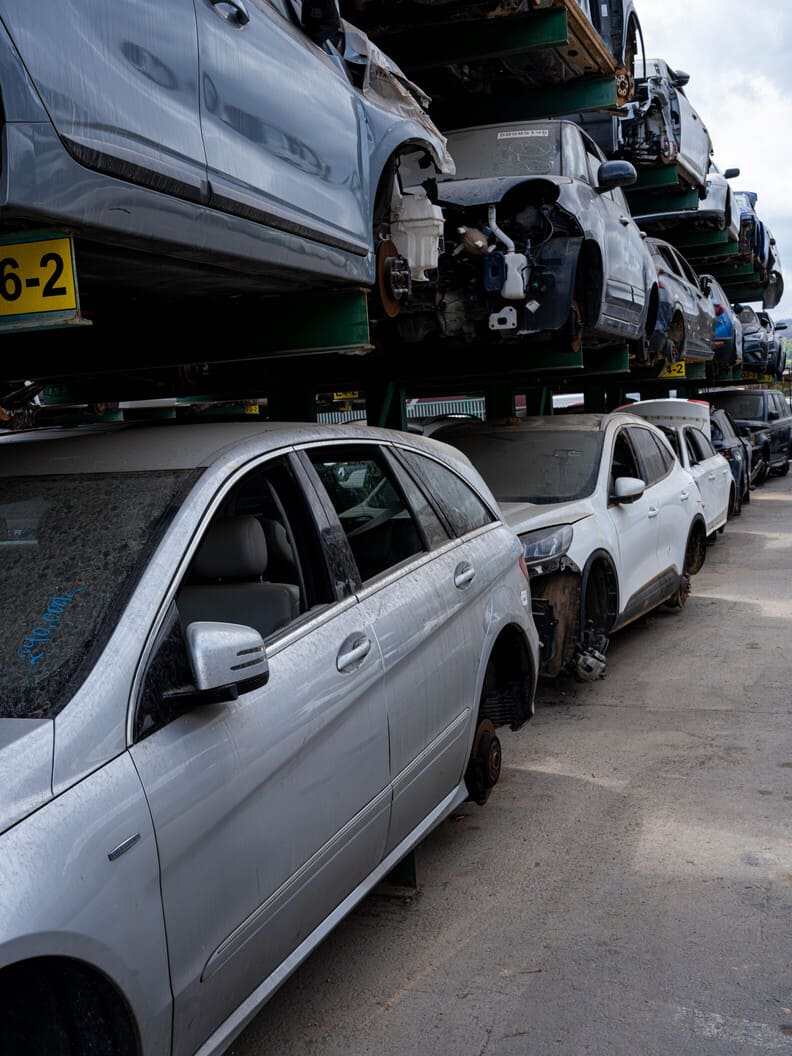 Vehículos preparados para desmontaje en la campa