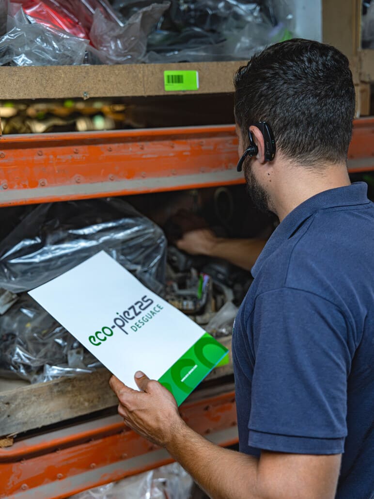 Preparación de pedidos en el almacén de Eco-Piezas